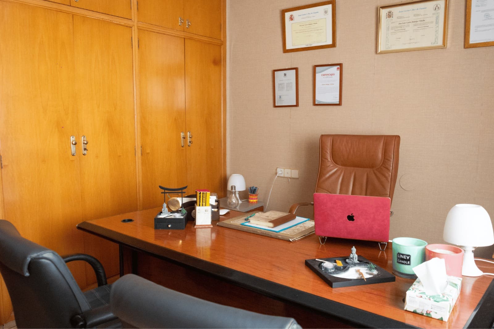 Despacho de psicología de Carlos Hidalgo, psicólogo profesional, ubicado Castellón, perfecto para realizar sesiones de terapia.