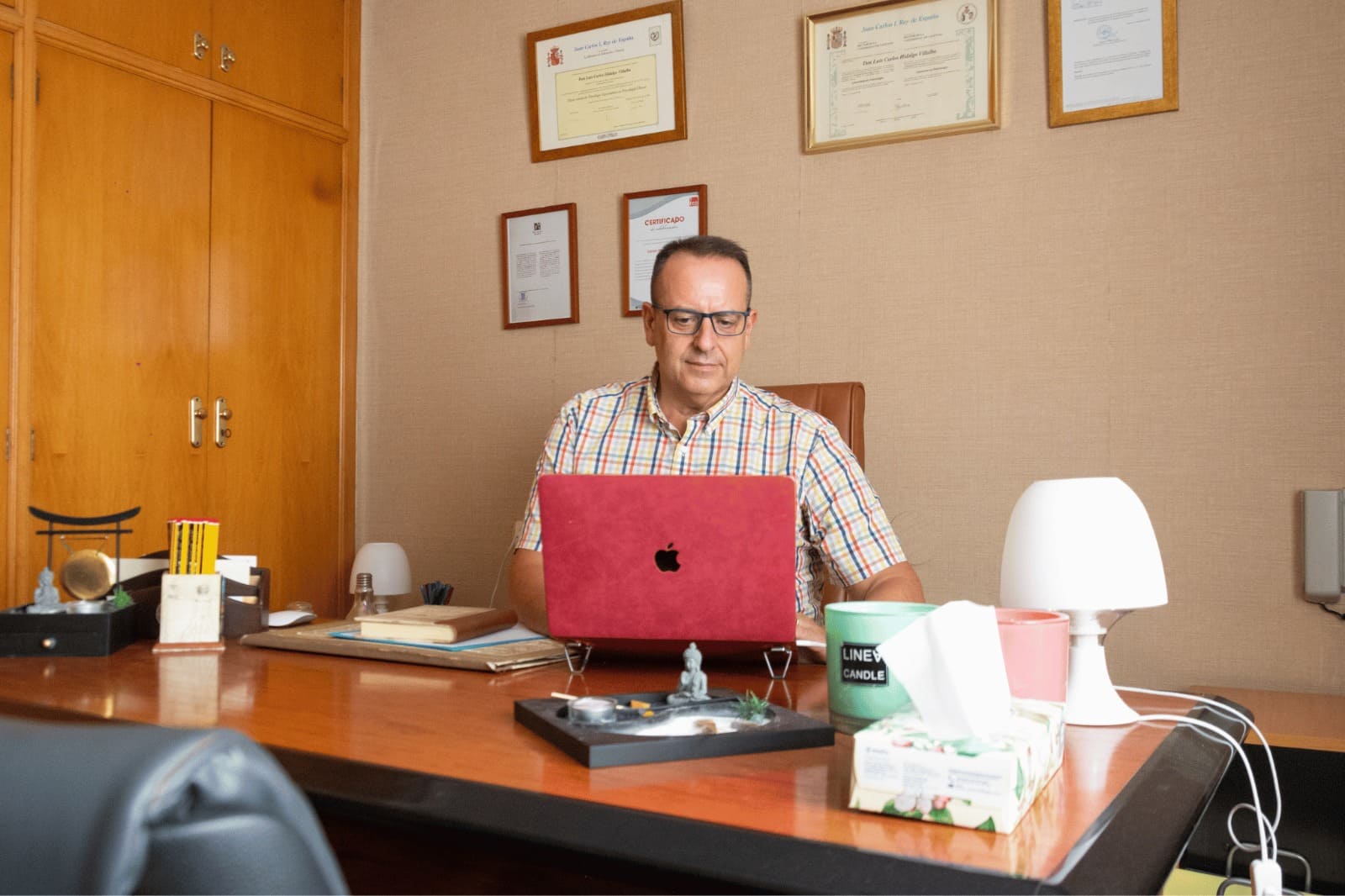 Carlos Hidalgo, psicólogo profesional y con experiencia en Castellón, sentado en su consulta de psicología delante del ordenador.